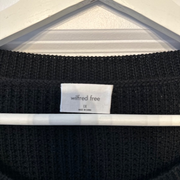 Aritzia Crewneck - Picture 2 of 2